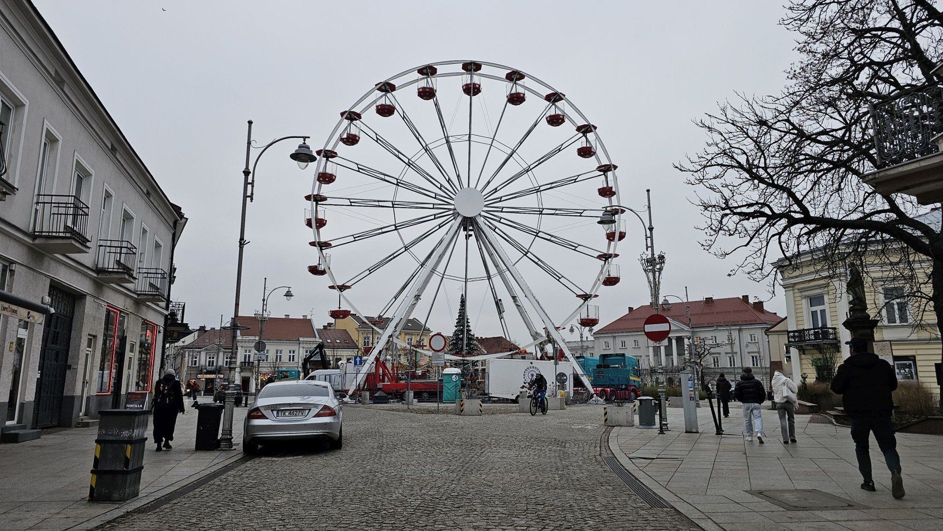 Zobacz kolejne zdjęcia diabelskiego koła na kieleckim Rynku.