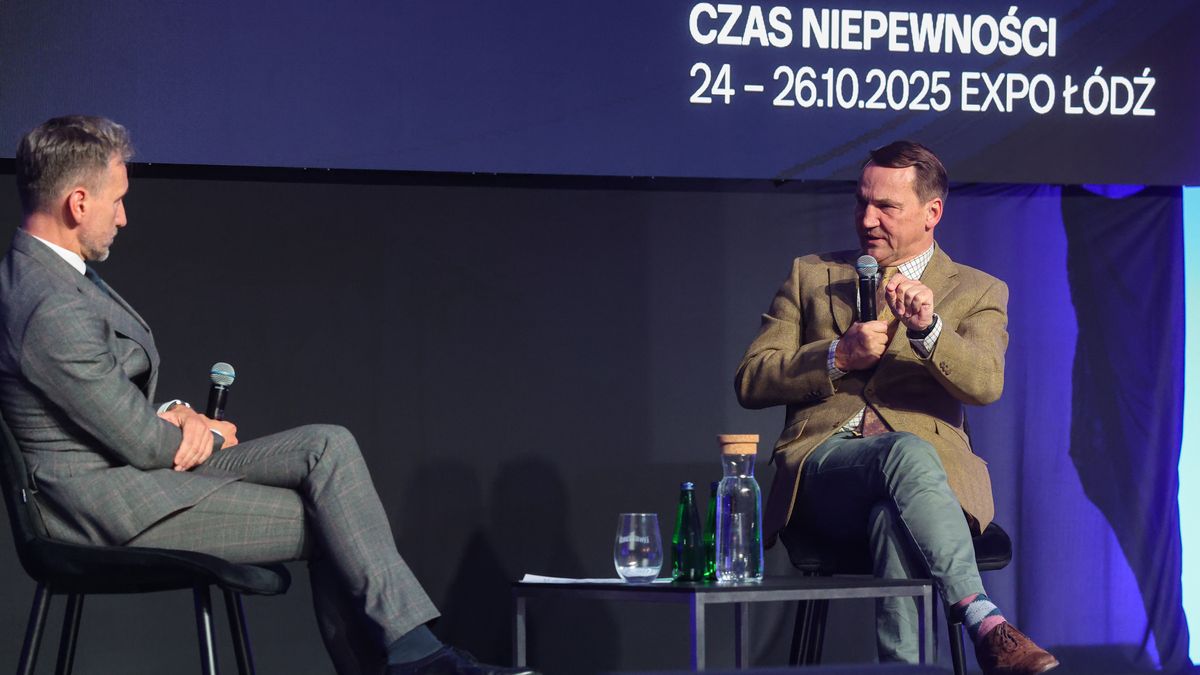 Łódź, 25.10.2025. Wicepremier, minister spraw zagranicznych Radosław Sikorski (P) i dzennikarz Piotr Kraśko (L) podczas rozmowy "Radosław Sikorski: Europejskie bezpieczeństwo w czasie niepewności" w ramach 12. edycji Forum Igrzyska Wolności - Festiwal Idei w Łodzi, 25 bm. Hasło tegorocznej edycji wydarzenia to ?Czas niepewności". (aldg) PAP/Marian Zubrzycki