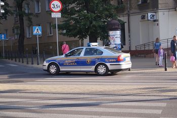 Wyciągają wraki z pokrzyw przed Wszystkimi Świętymi. Ulica przy cmentarzu zablokowana