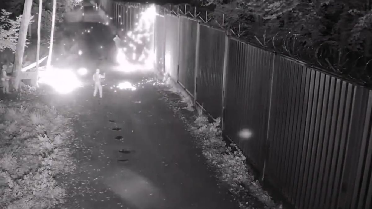 Na nagraniu widać płonące elementy, które lecą w stronę polskich strażników