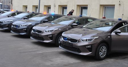Nowe nieoznakowane radiowozy policji. Pod maską benzynowe silniki turbo