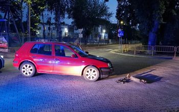 Dwie nastolatki na hulajnodze. Wymusiły pierwszeństwo i wjechały pod volkswagena