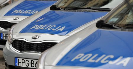 Wiózł córkę na dachu auta. Stracił prawo jazdy