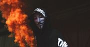 Anonymous. Zhakowali policyjne radio, by odtwarzać "F*ck the Police"