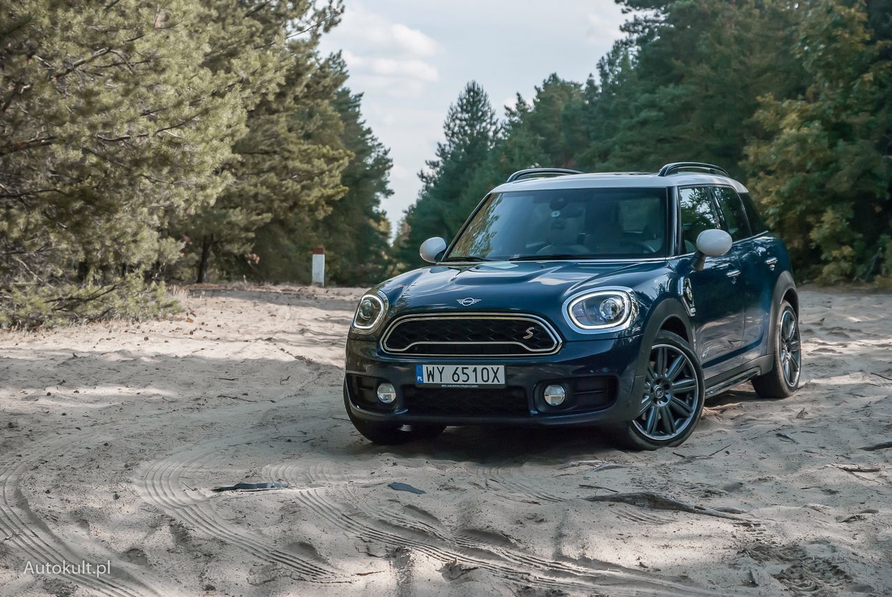 Mini Countryman S E ALL4 chce być dobry we wszystkim, ale właśnie przez to zostaje w tyle