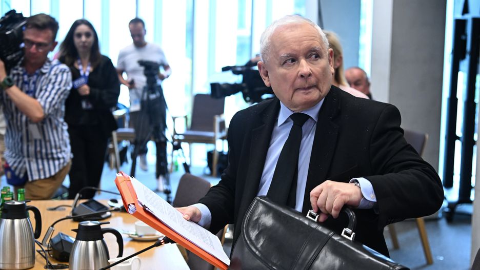 Warszawa, 24.05.2024. Wezwany na świadka prezes Prawa i Sprawiedliwości Jarosław Kaczyński (P) podczas posiedzenia sejmowej komisji śledczej do zbadania legalności, prawidłowości oraz celowości działań podjętych w celu przygotowania i przeprowadzenia wyborów Prezydenta Rzeczypospolitej Polskiej w 2020 r. w formie głosowania korespondencyjnego, 24 bm. w Sejmie w Warszawie. (jm) PAP/Radek Pietruszka