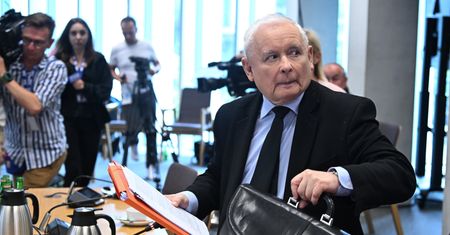 Wszyscy czekali na Kaczyńskiego. Wyszedł na pięć minut i przepadł