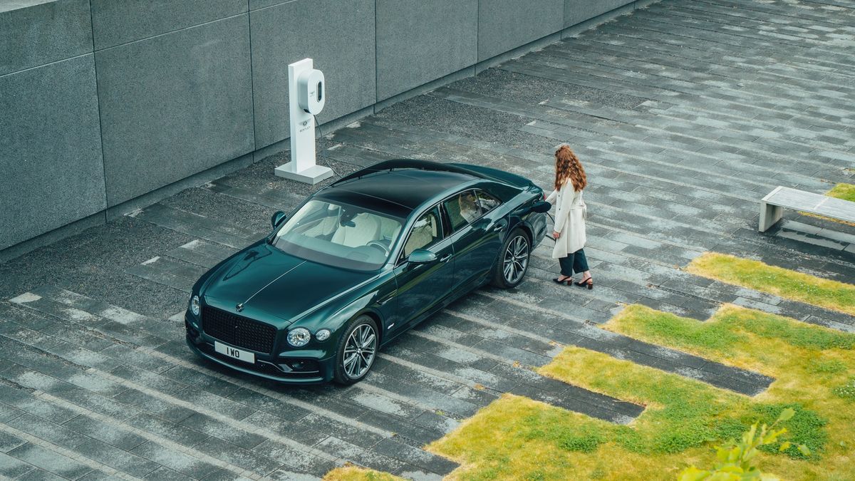 Bentley na stacji ładowania? Czas przyzwyczaić się do tego widoku