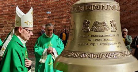 Anioły strzegące USG płodu. Antyaborcyjny dzwon w Olsztynie