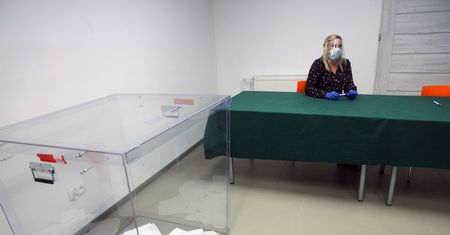 Wybory prezydenckie 2020. Polacy wolą lokale wyborcze od kopert