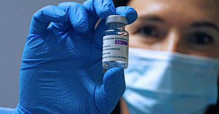 AstraZeneca. Szczepić się czy nie? Bartosz Arłukowicz mówi wprost
