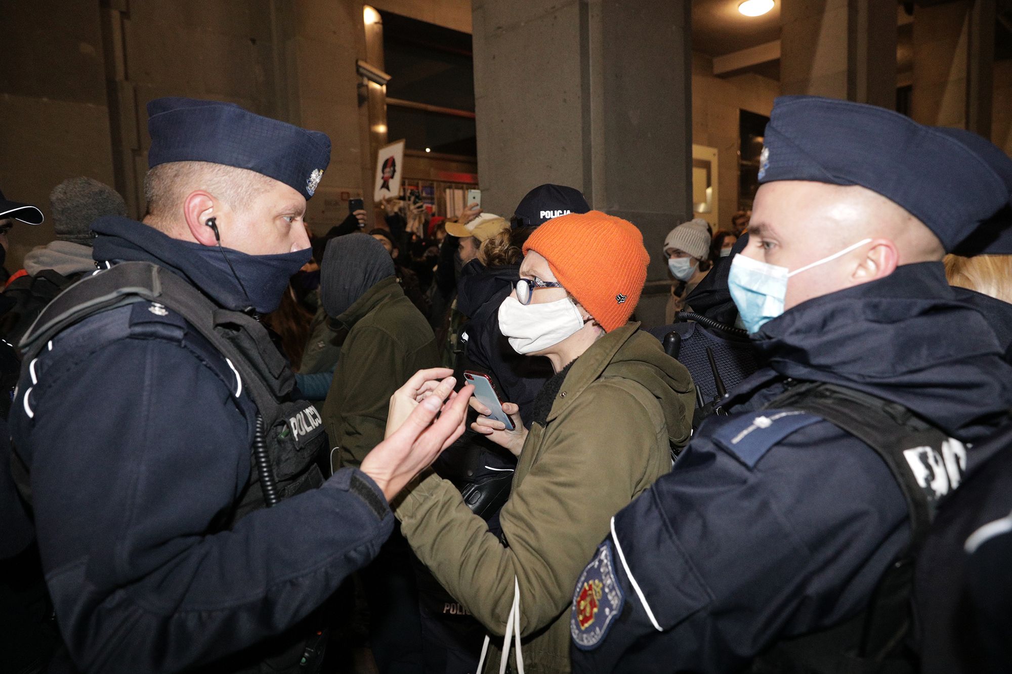 Zdjęcie dnia. Sejm zablokowany przez Strajk Kobiet. Policja zatrzymuje protestujących 9