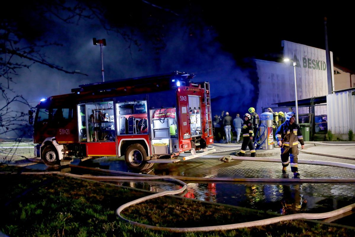 Strażacy podczas akcji gaśniczej pożaru hali wypełnionej wyrobami z papieru w miejscowości Kęty