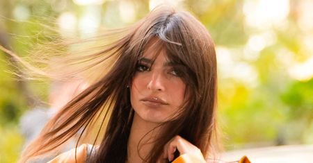 Emily Ratajkowski w total looku w krowie łaty. Została fanką kowbojskiego stylu?