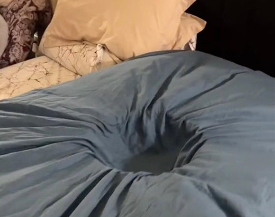 Wyciął dziurę w materacu