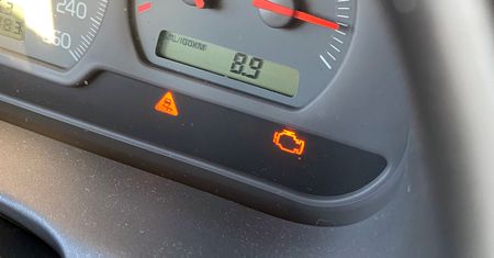 Kontrolka check engine i kontroli trakcji – dlaczego dwie, a nie jedna?