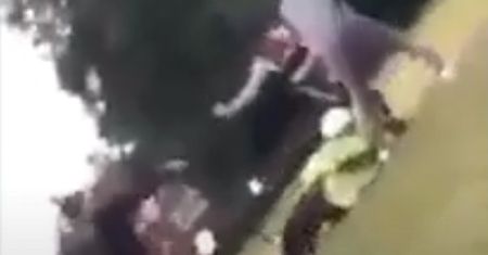 Szokujące nagranie. Grupa nastolatków pobiła policjanta