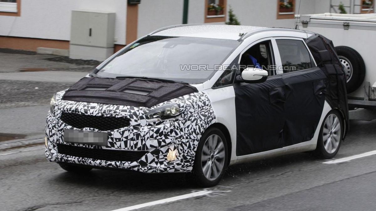 Kia Rondo - zdjęcia szpiegowskie (fot: Automedia via World Car Fans)