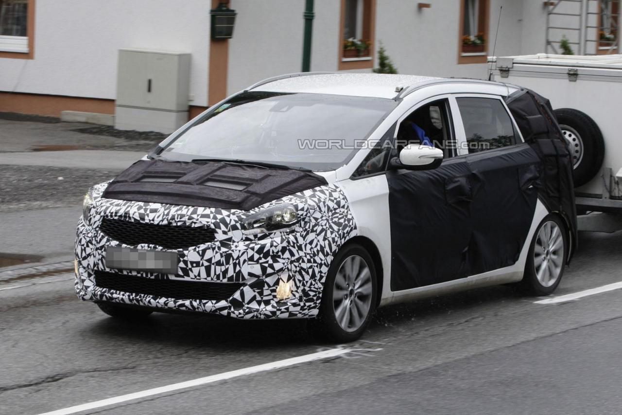 Kia Rondo - zdjęcia szpiegowskie (fot: Automedia via World Car Fans)