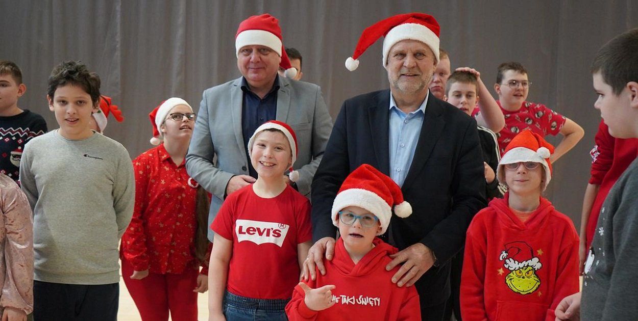 Szczecinek: Mikołajkowa wizyta starostów w SOSW i Domu Dziecka