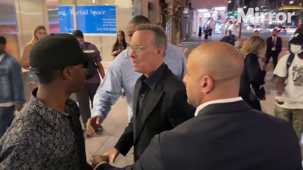Tom Hanks broni żony przed tłumem i krzyczy na fanów