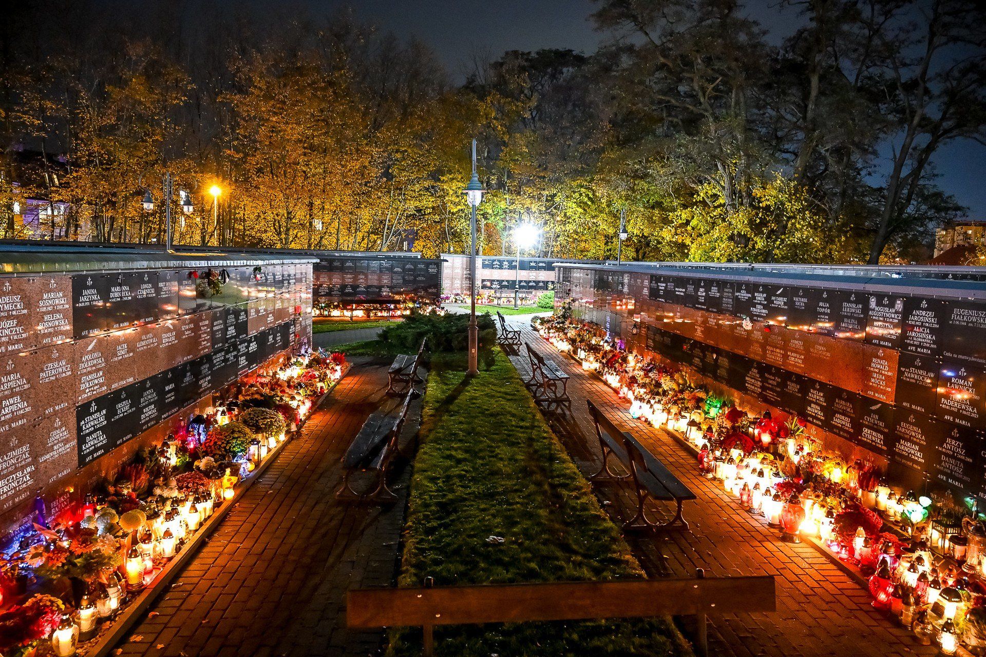Wieczór na gdańskich cmentarzach. Tysiące zniczy rozświetla czas zadumy