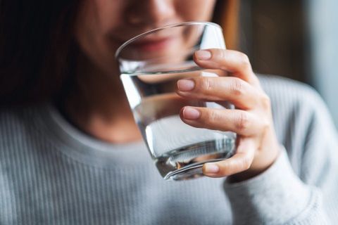 Експерти розвіяли міф, чи можна пити воду під час їжі