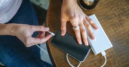 Do ilu procent ładować telefon? Eksperci mówią jasno