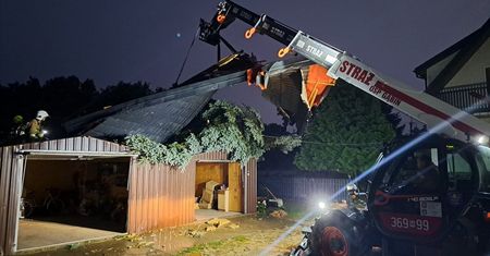Ciężka noc dla mieszkańców Gąbina - burza uszkodziła dom i powaliła drzewa!