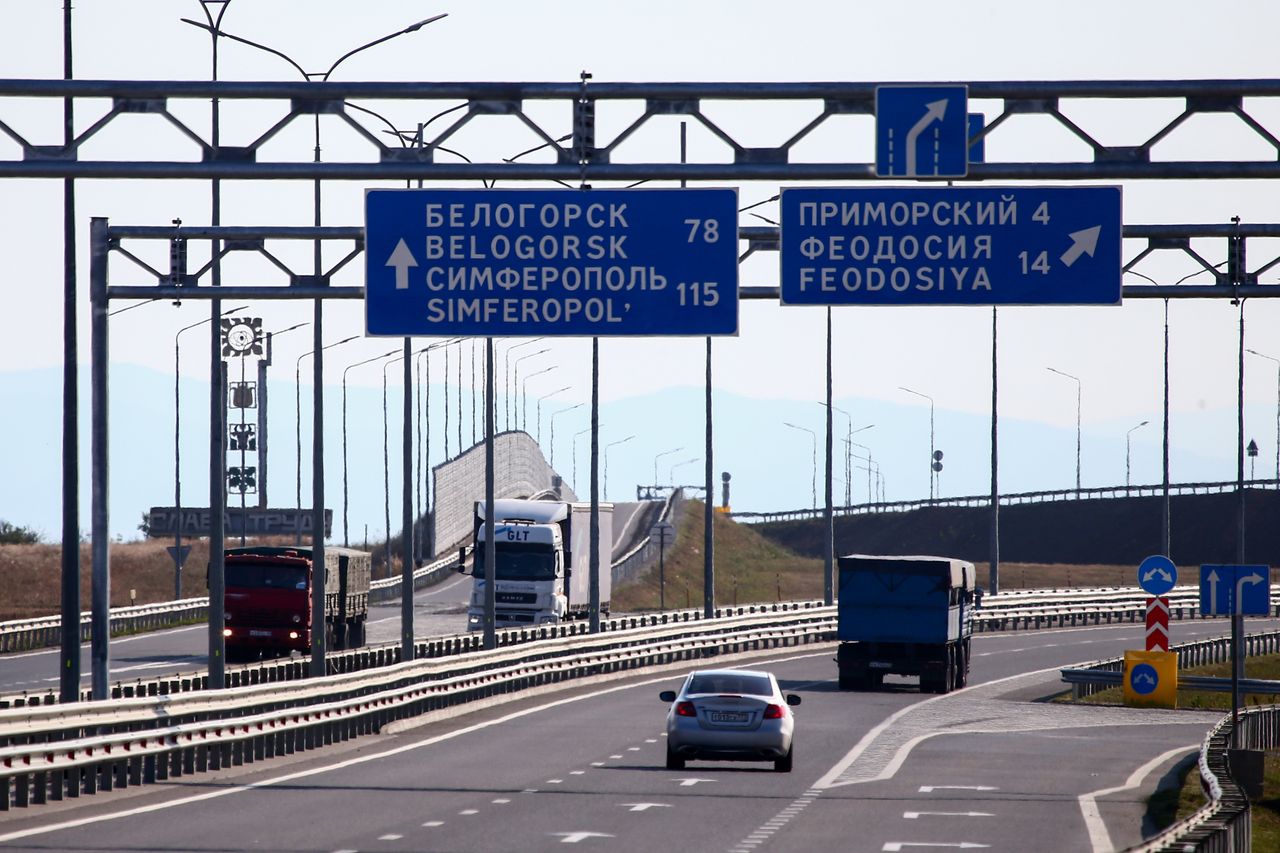 Ukraińcy demontują znaki. "Pomóżmy im pójść prosto do piekła"