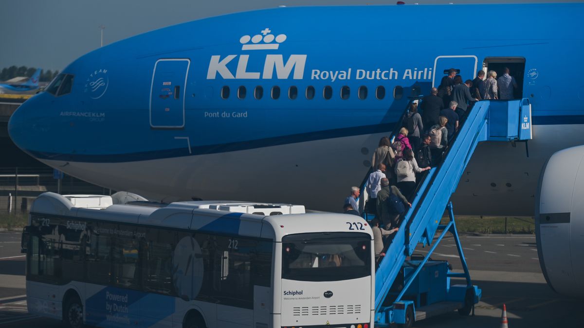 Problemy lotniska Aschiphol w Amsterdamie przekładają się m.in. na długie kolejki, wydłużony czas odprawy i boardingu