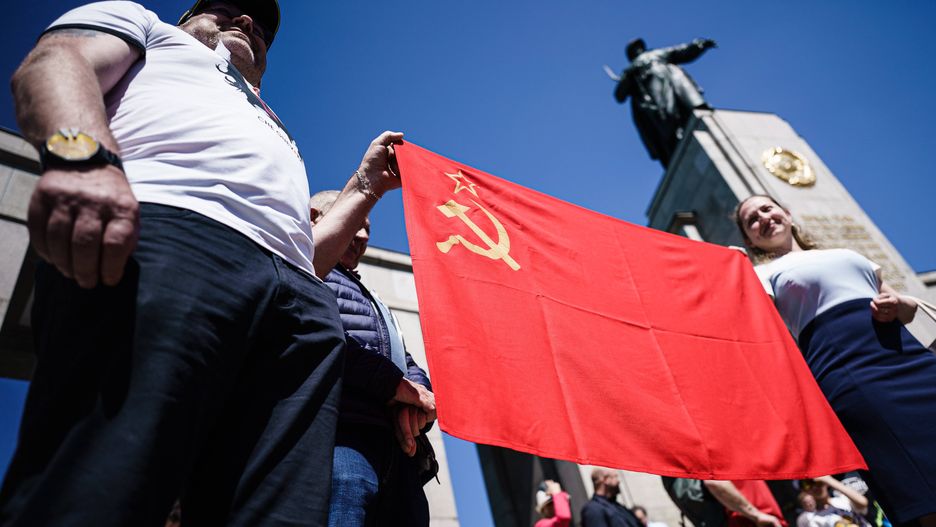 Victory Day commemorations in Berlinepa09935847 Visitors pose with a Soviet flag at the Soviet War Memorial at Tiergarten Park during a commemoration ceremony for the fallen Soviet soldiers during World War II at the Brandenburg Gate in Berlin, Germany, 09 May 2022. The Berlin regional senate banned the showing of Ukrainian and Russian flags near memorials during the weekend of the 77th anniversary of the end of second World War in Germany, to avoid instrumentalization of symbols in correlation to the ongoing war in Ukraine. Nazi Germany formally surrendered on 08 May 1945. At that time in Moscow, Russia, the 09 May had already begun, why Russians commemorate the victory over Nazi Germany on 09 May.  EPA/CLEMENS BILAN Dostawca: PAP/EPA.CLEMENS BILAN