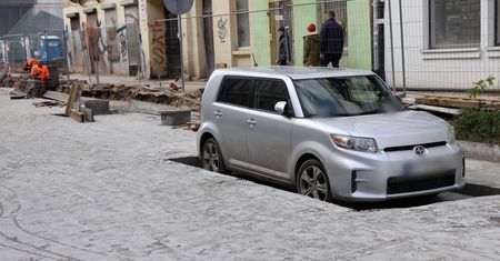 Absurdalna sytuacja w Łodzi. Od rana tłumy gapiów, wszyscy się śmieją