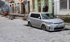 Absurdalna sytuacja w Łodzi. Od rana tłumy gapiów, wszyscy się śmieją