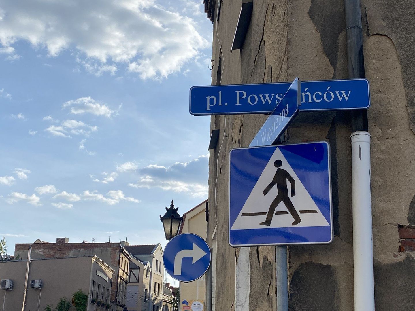 Na Placu Powstańców ma pojawić się zieleń. Na dwa dni przed akcją pomalowano na zielono asfalt