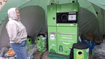 Rusza system kaucyjny opakowań po napojach. O szczegółach mówiła wiceminister Anita Sowińska. Niektóre sklepy już przyjmują butelki i puszki