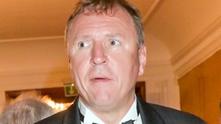 Jacek Kurski z ręką na temblaku