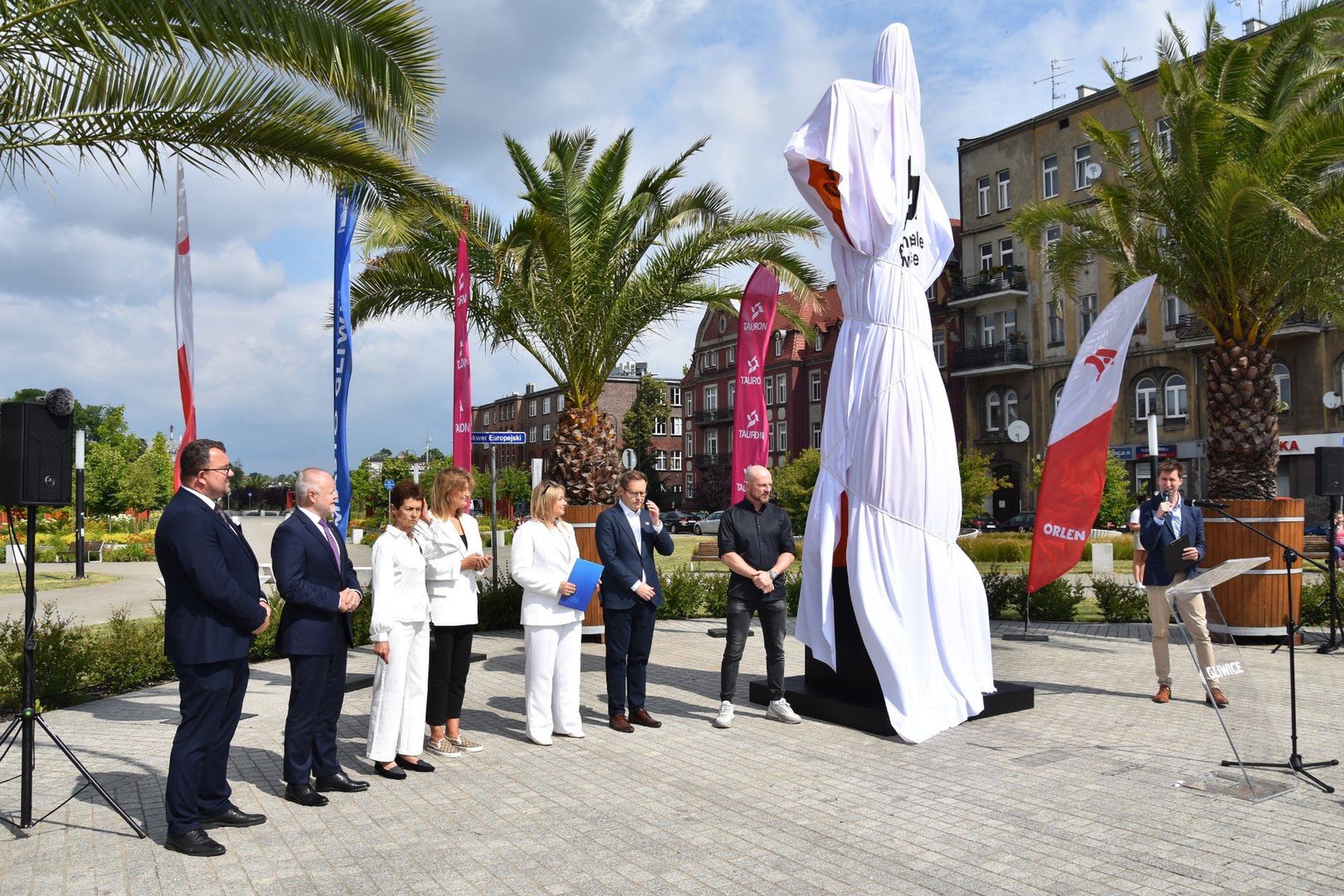 Uroczyste odsłonięcie monumentalnej rzeźby Jana Śliwki – słynnej ręki-kciuk