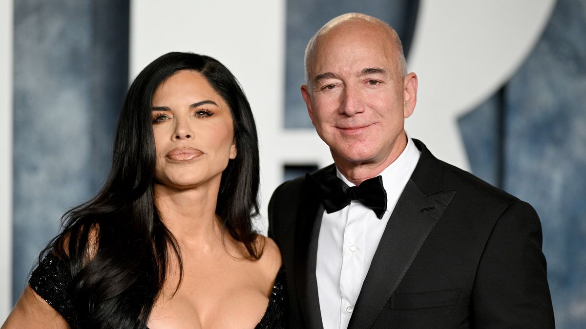 BEVERLY HILLS, CALIFORNIA - MARCH 12: Lauren Sánchez (L) and Jeff Bezos attend the 2023 Vanity Fair Oscar Party Hosted By Radhika Jones at Wallis Annenberg Center for the Performing Arts on March 12, 2023 in Beverly Hills, California. (Photo by Lionel Hahn/Getty Images)