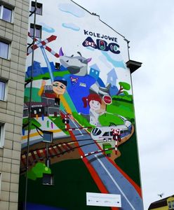 Warszawa. Odsłonięto mural promujący bezpieczeństwo na przejazdach kolejowych