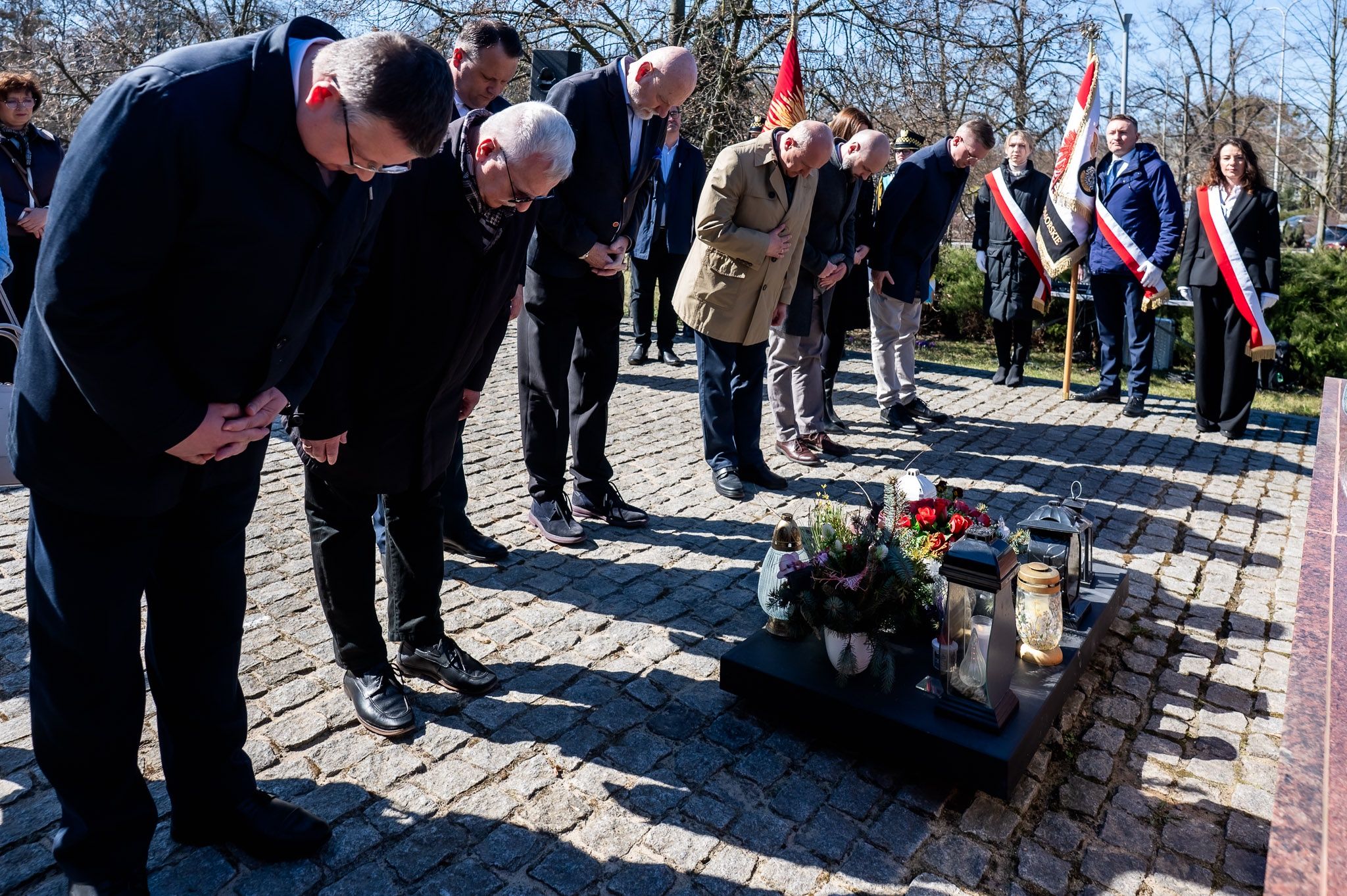 Kwiaty pod Pomnikiem Jana Pawła II