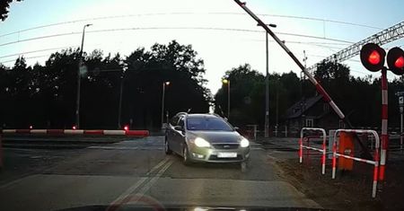 Opuszczone rogatki i czerwone światło. Kierowcy nie przejęli się tym