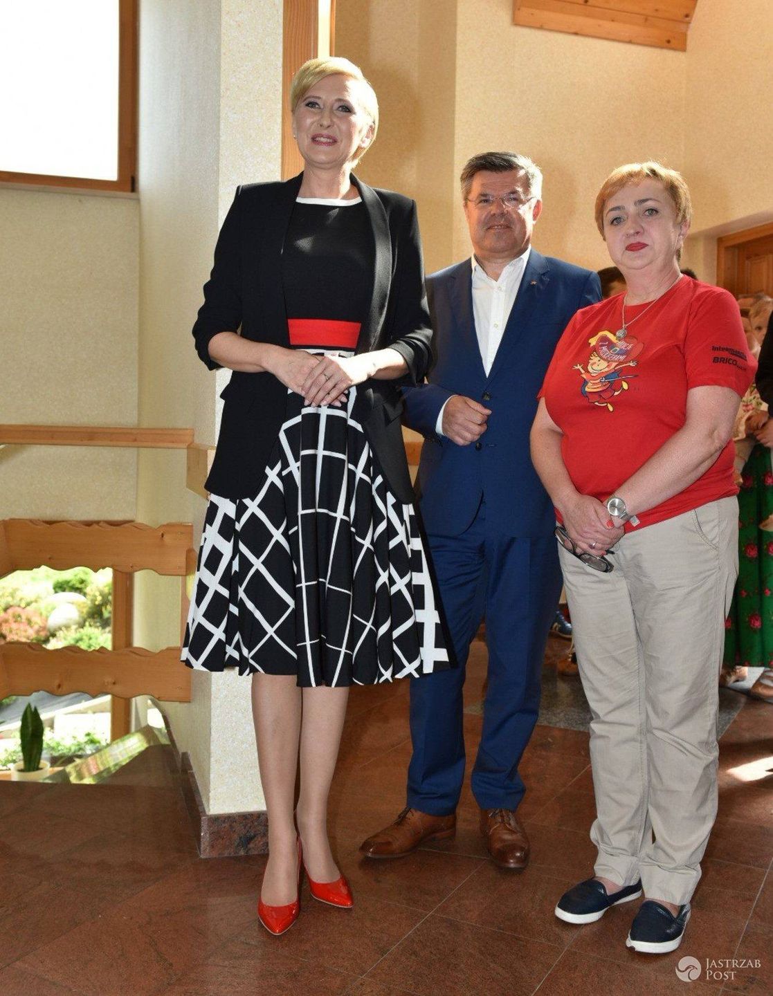 Agata Duda (w sukience Teresy Kopias) na spotkaniu z dziećmi kolonijnymi w miejscowości Murzasichle (fot. East News)