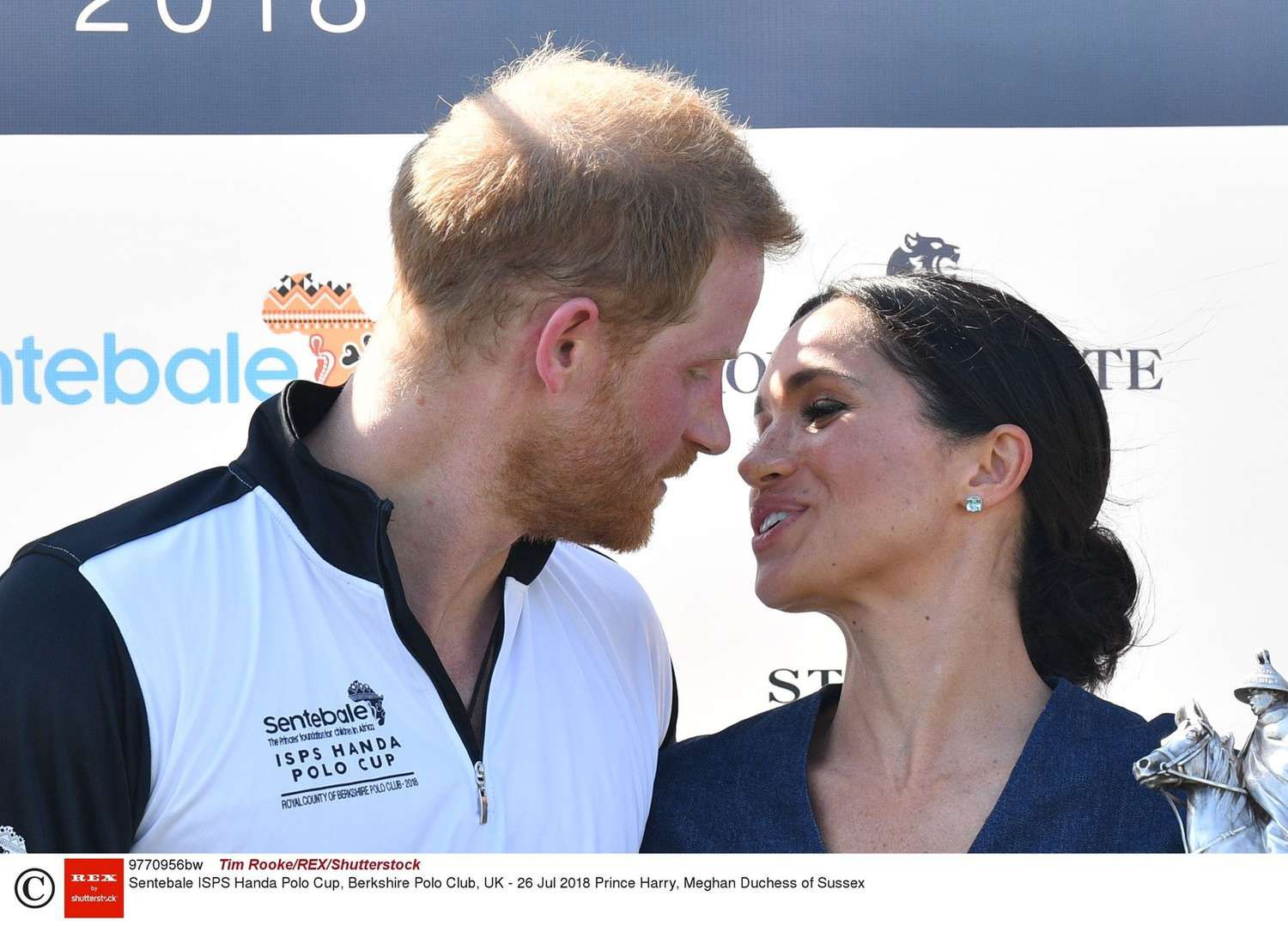 Meghan Markle i książę Harry całują się na meczu polo