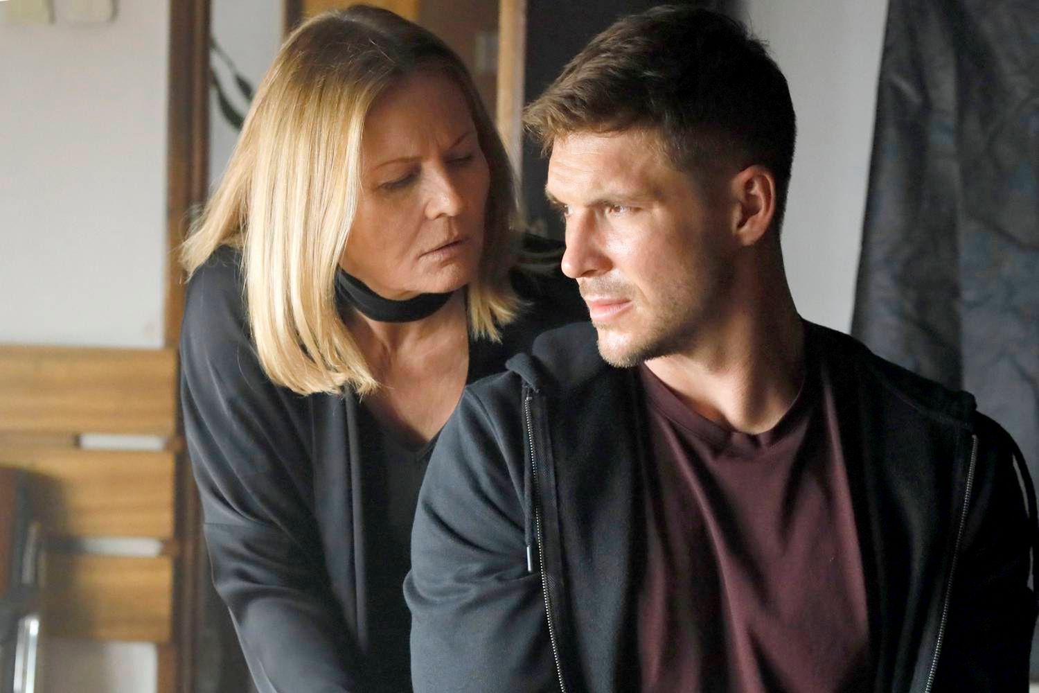 Mikołaj Roznerski i Grażyna Szapołowska w filmie "Asymetria"