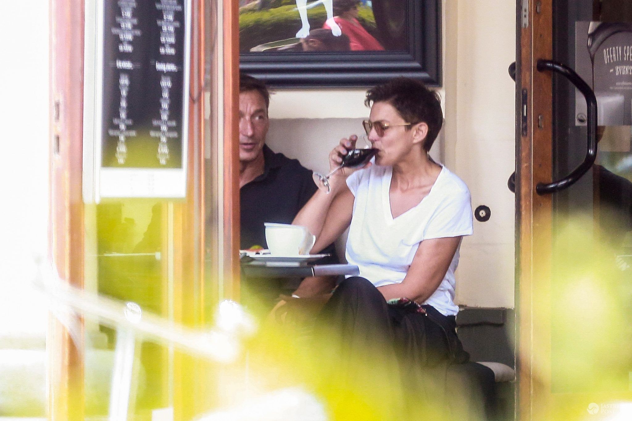 Ilona Felicjańska pije czerwone wino w restauracji