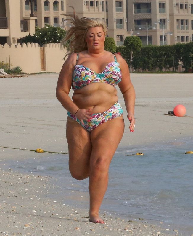 Puszysta Gemma Collins biega po plaży w bikini