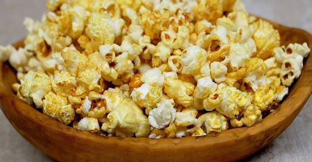 Popcorn o smaku masła do przygotowania w mikrofalówce, z dodatkiem oleju częściowo utwardzonego
