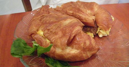 Croissant z jajkiem, serem i kiełbasą