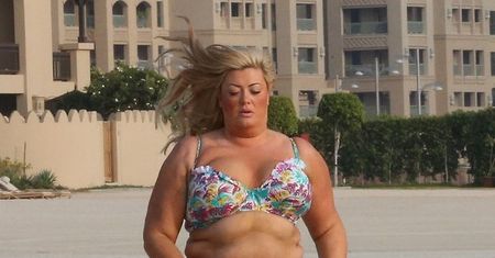 Puszysta Gemma Collins biega po plaży w bikini